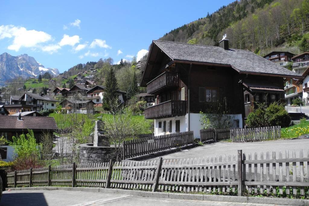 Gemütliche Dachwohnung im Chalet mit Bergblick Engelberg Exterior foto